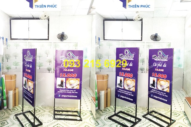 standee chan sat dung 2 mat