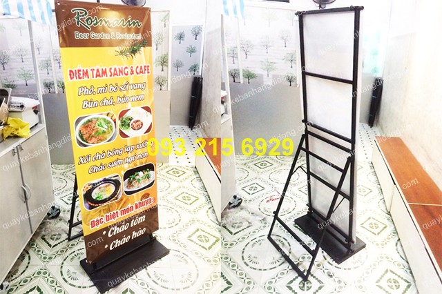 standee mo hinh khung sat