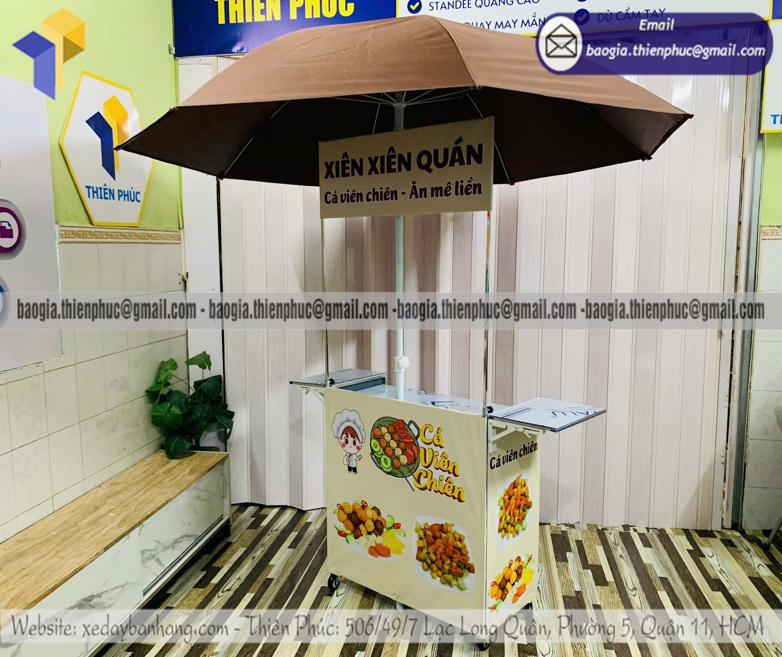 Quầy bán đồ ăn vặt hàng rong xếp gọn có dù che mang đi cực thuận tiện