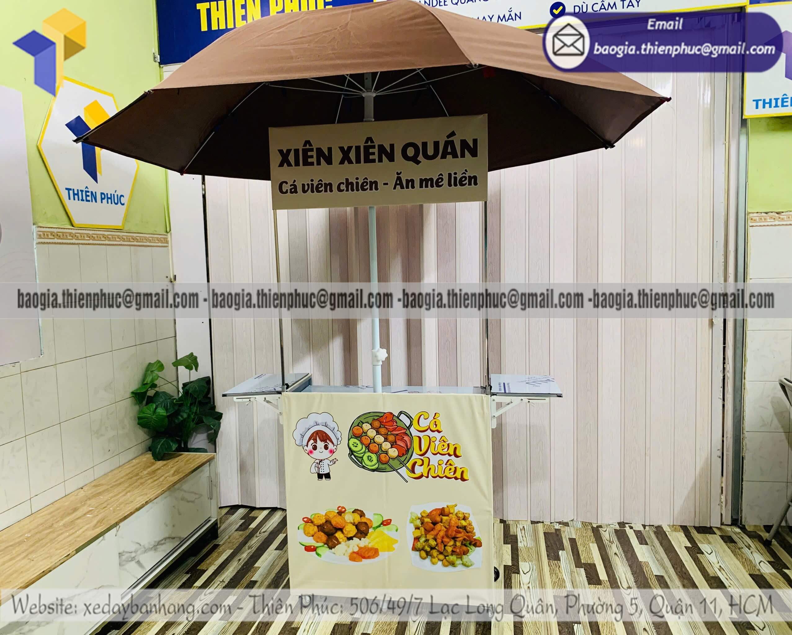 Quầy bán đồ ăn vặt hàng rong xếp gọn có dù che thần tốc trước cổng trường