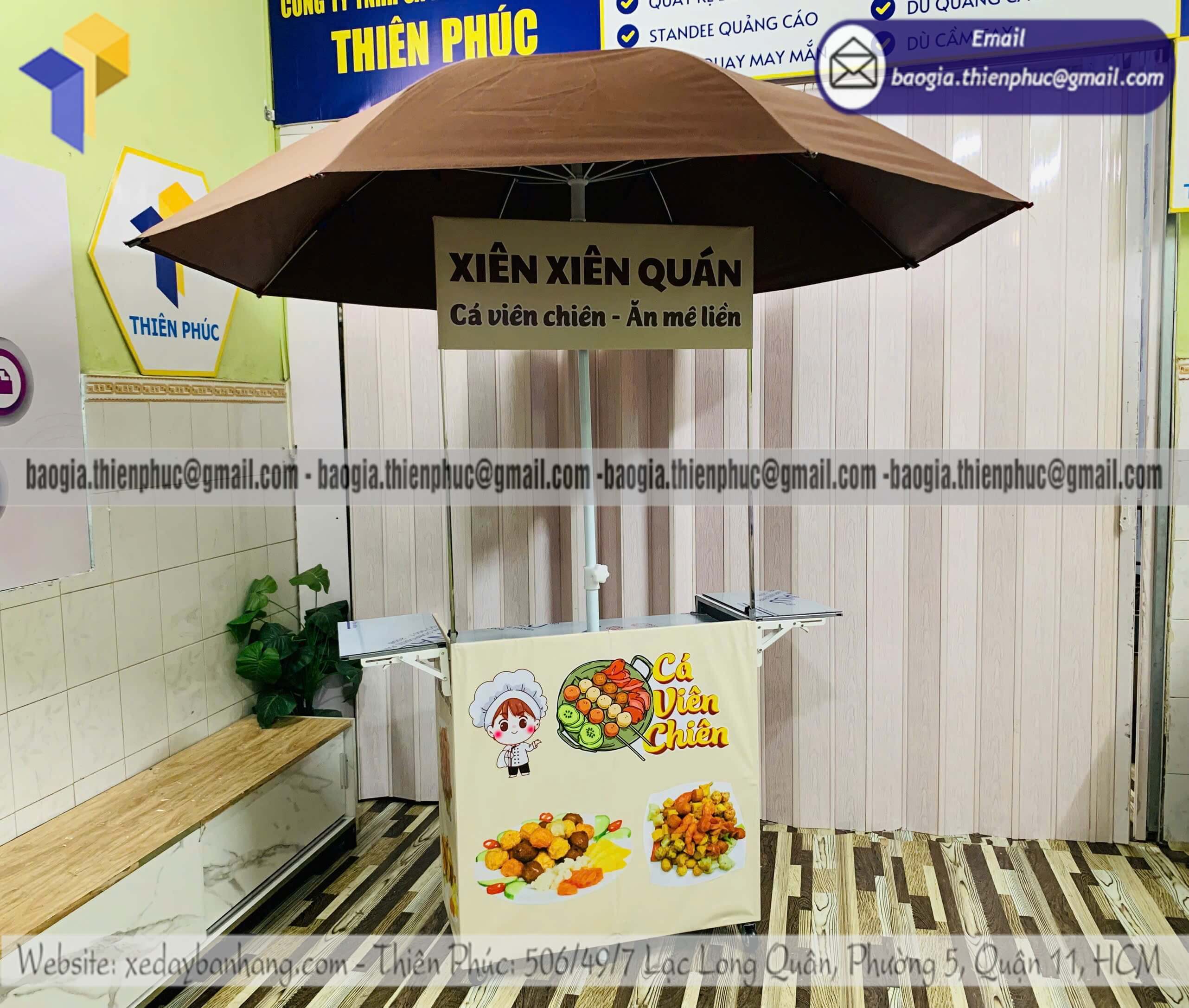 Quầy bán đồ ăn vặt hàng rong xếp gọn có dù che gia công thu hút khách trẻ