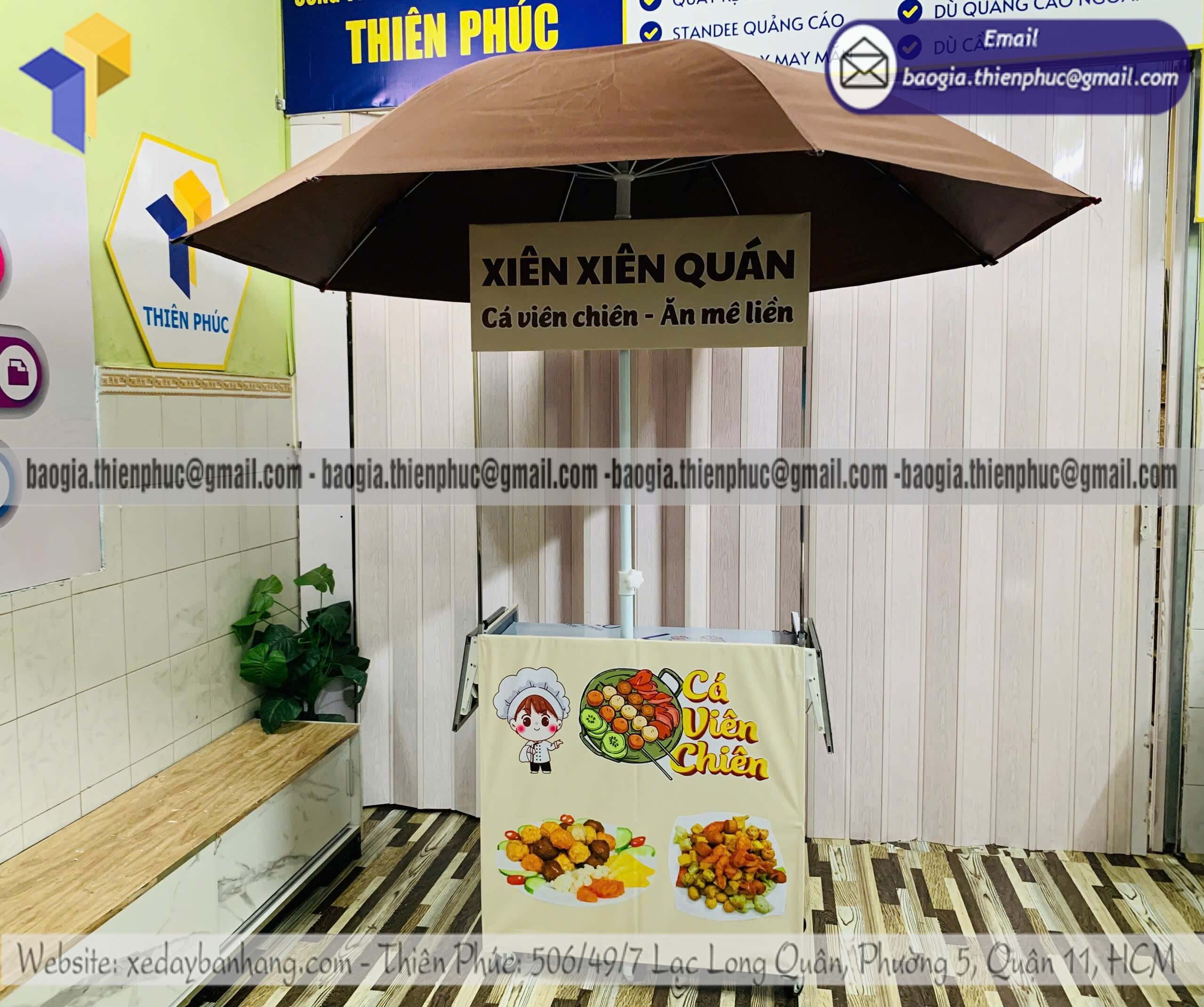 Quầy bán đồ ăn vặt hàng rong xếp gọn có dù che
