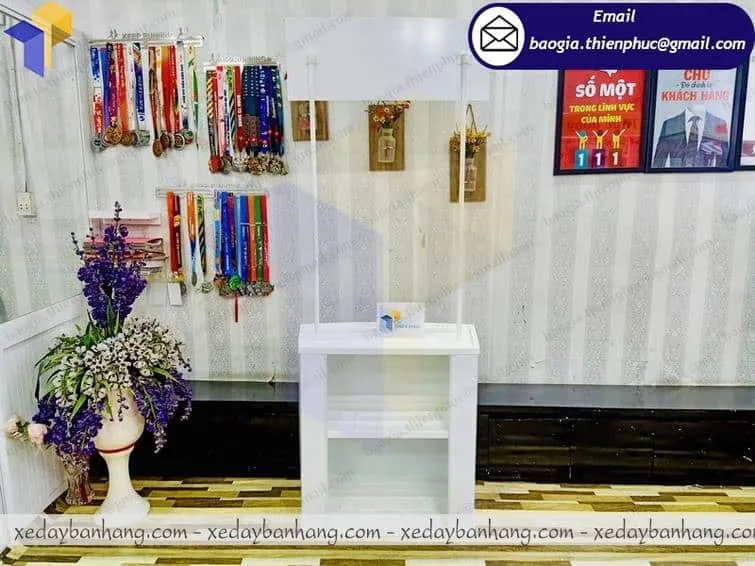 báo giá quầy nhựa tiếp thị sản phẩm