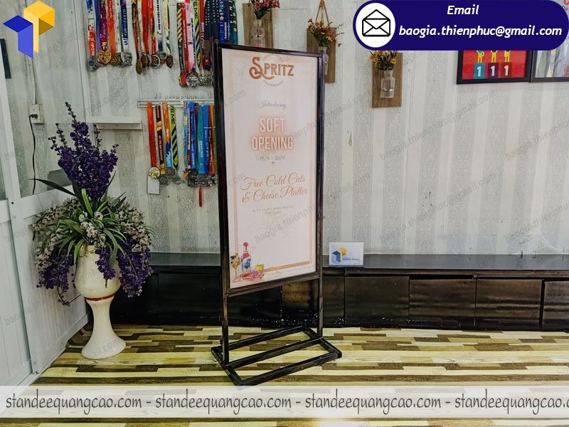 báo giá standee đứng ngoài trời