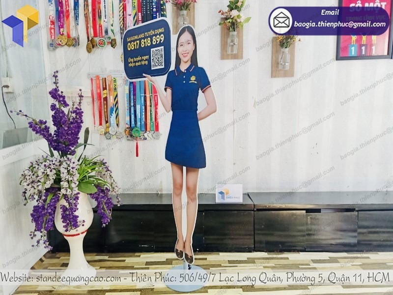 báo giá standee hình người in theo yêu cầu