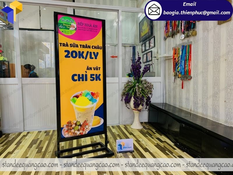 báo giá standee khung sắt ngoài trời