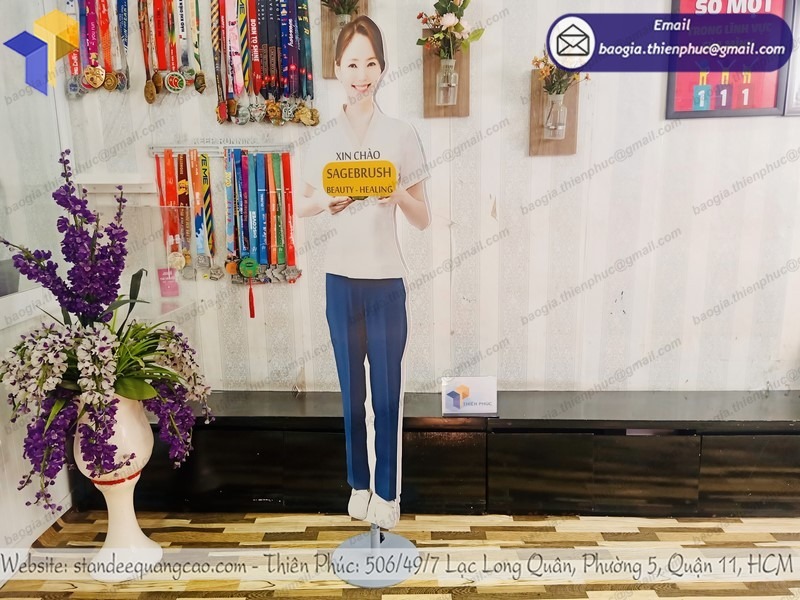báo giá standee mô hình người giá rẻ