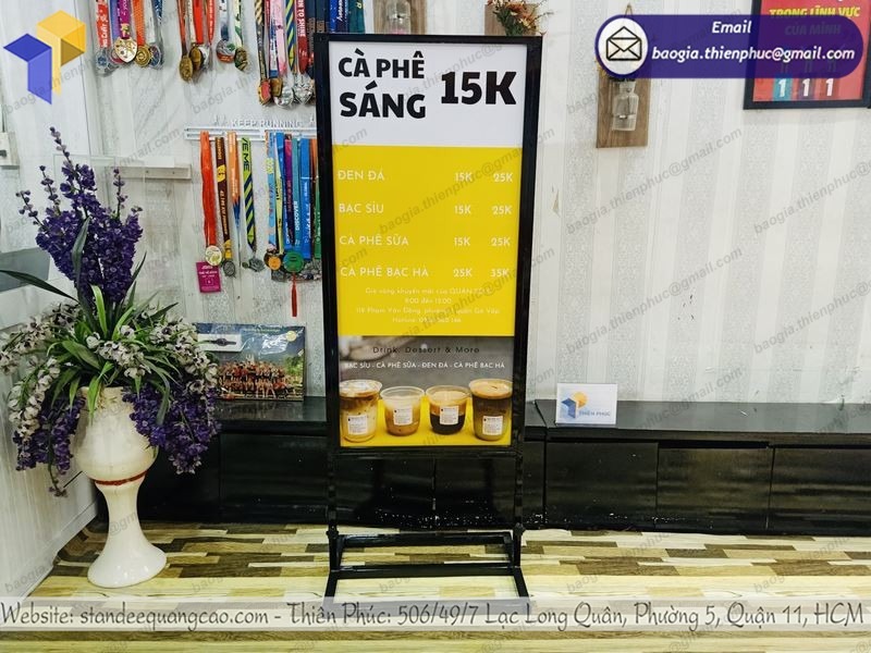 báo giá standee quảng cáo khung sắt