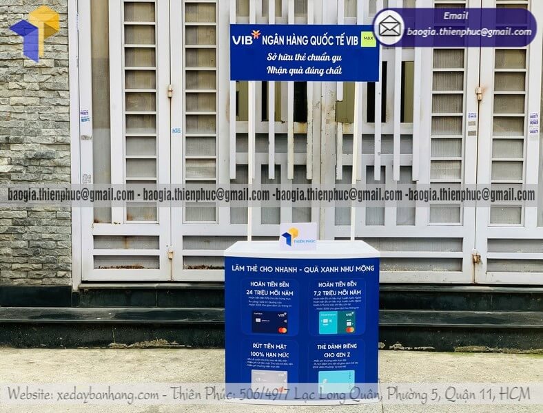 Booth nhựa quảng cáo cho PG đứng bán hàng