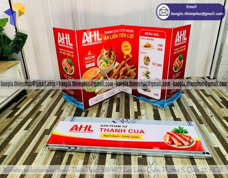 Booth sắt trưng bày sản phẩm mới có in logo sản phẩm mới chất như nước cất