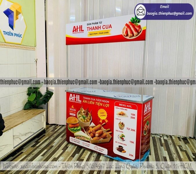 Booth sắt trưng bày sản phẩm mới có in logo đang được nhiều brand săn đón