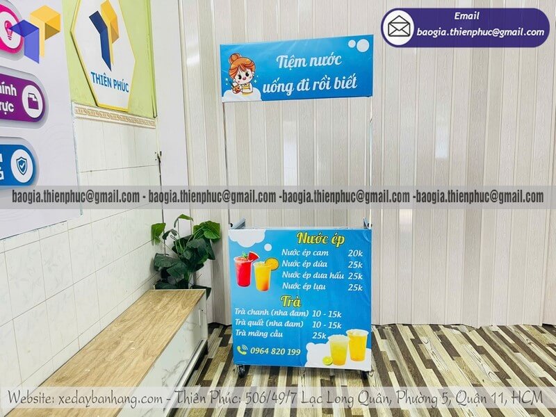 Đặt kệ bán nước ép vỉa hè gấp gọn ngoài trời