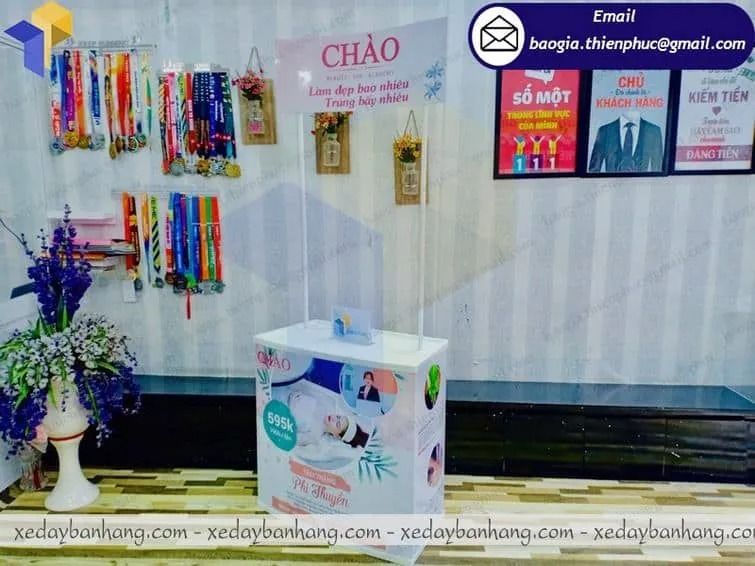 đặt làm quầy booth nhựa bán hàng