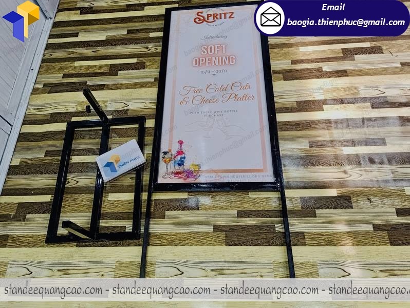 đặt làm standee đứng ngoài trời
