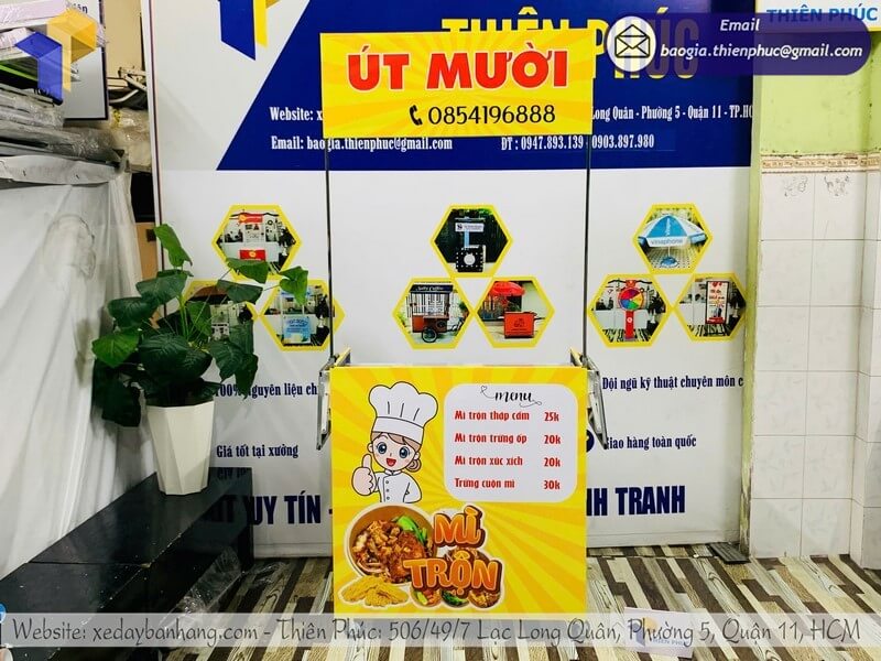 Đặt mua tủ bán mì trộn gấp gọn lưu động ngoài trời