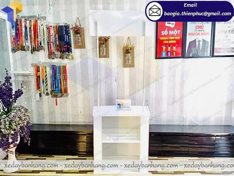 gia công quầy bán hàng bằng nhựa