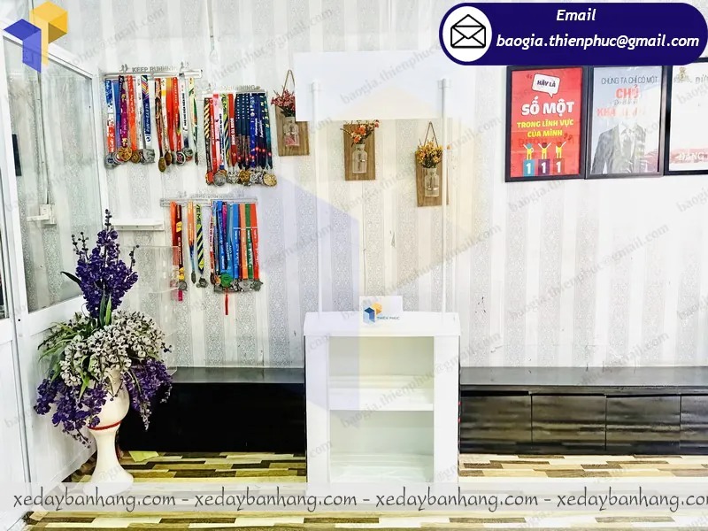 gia công quầy bán hàng mini