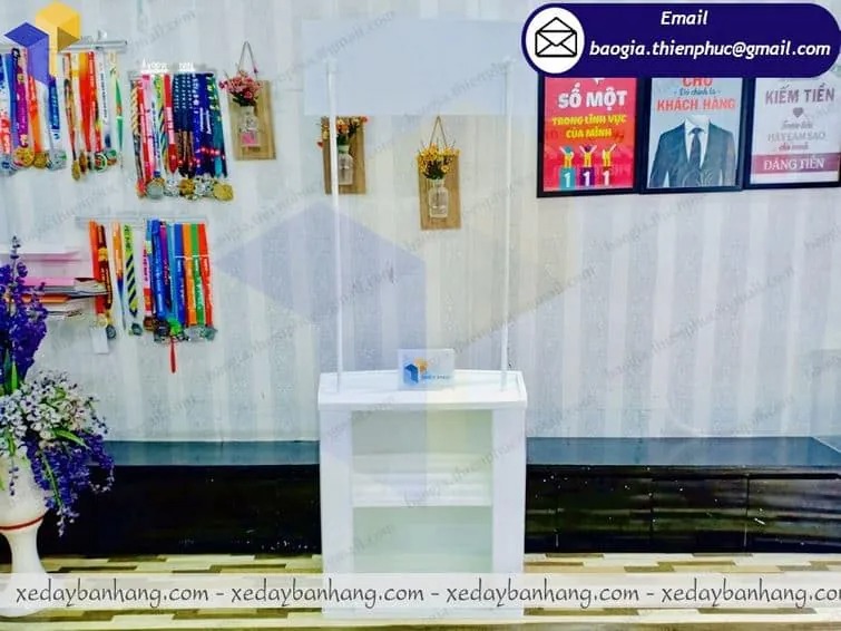 gia công quầy booth nhựa bán hàng