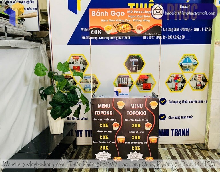 Giá mẫu kệ bán bánh gấp gọn trên vỉa hè Giá mẫu kệ bán bánh gấp gọn trên vỉa hè