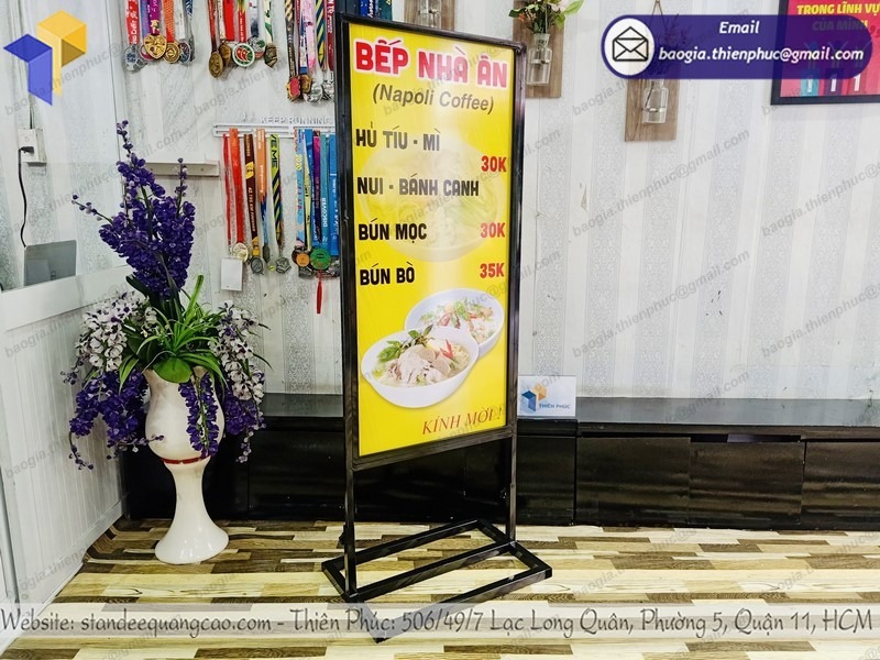 hình ảnh chân standee khung sắt