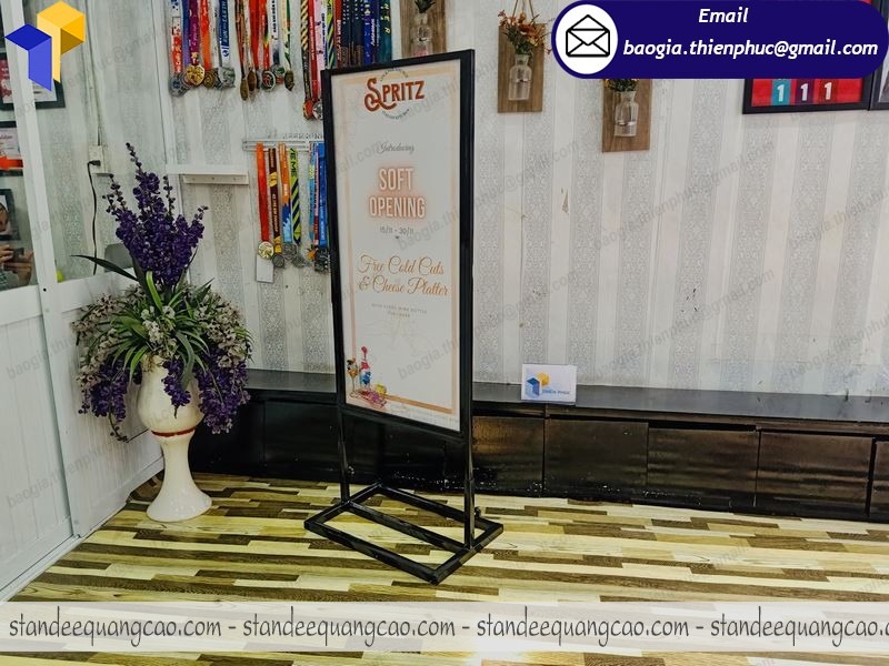 hình ảnh standee đứng ngoài trời