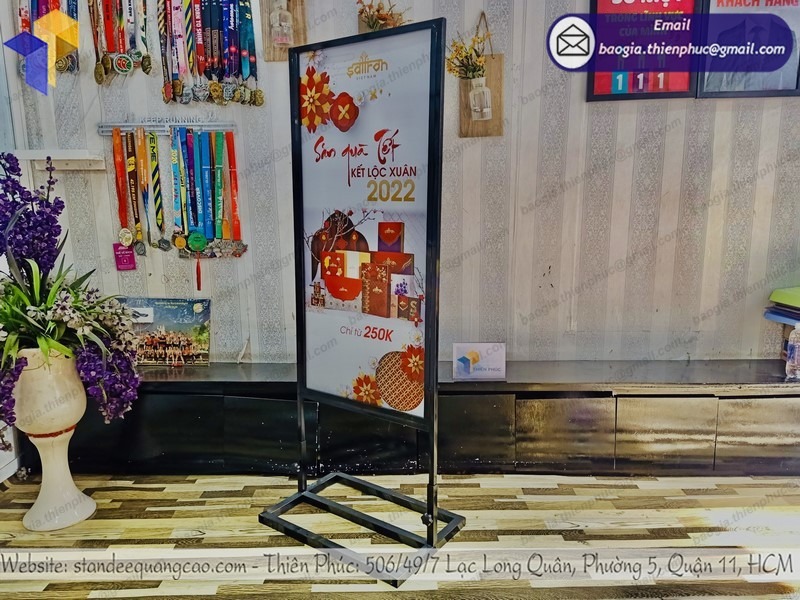 hình ảnh standee formex khung sắt