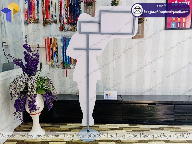 hình ảnh standee hình người in theo yêu cầu