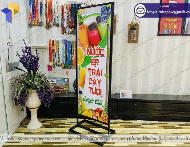 hình ảnh standee khung sắt đứng ngoài trời