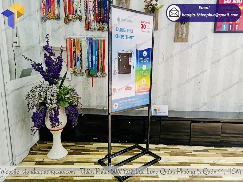 hình ảnh standee khung sắt ngoài trời