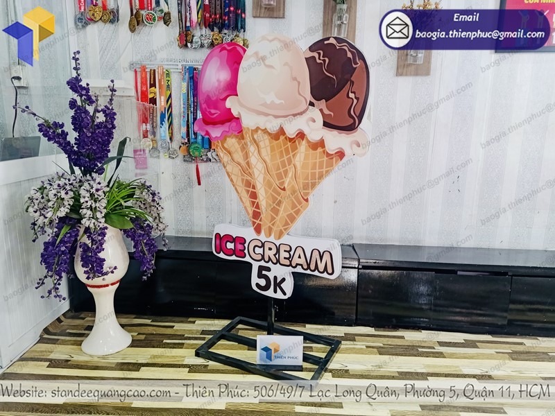 hình ảnh standee mô hình sản phẩm