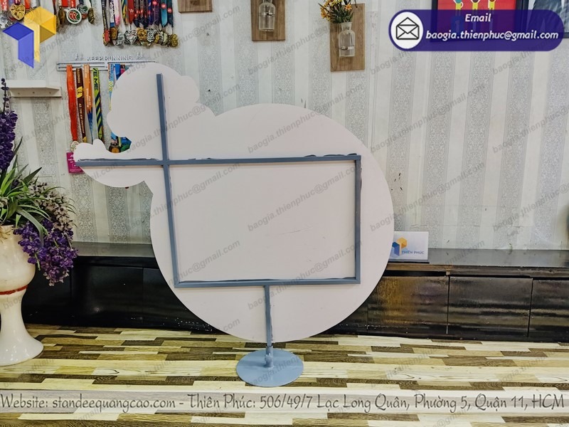 hình ảnh standee nhân vật hoạt hình
