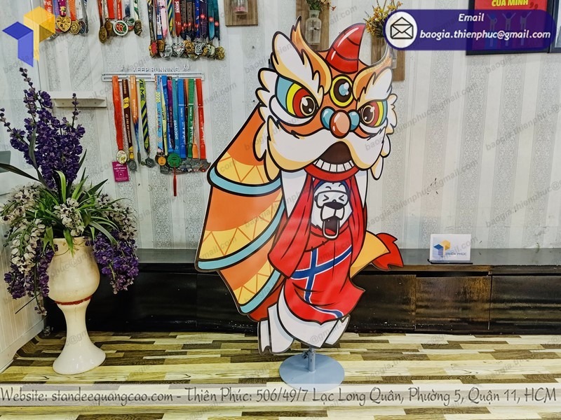 hình ảnh standee nhân vật quảng cáo