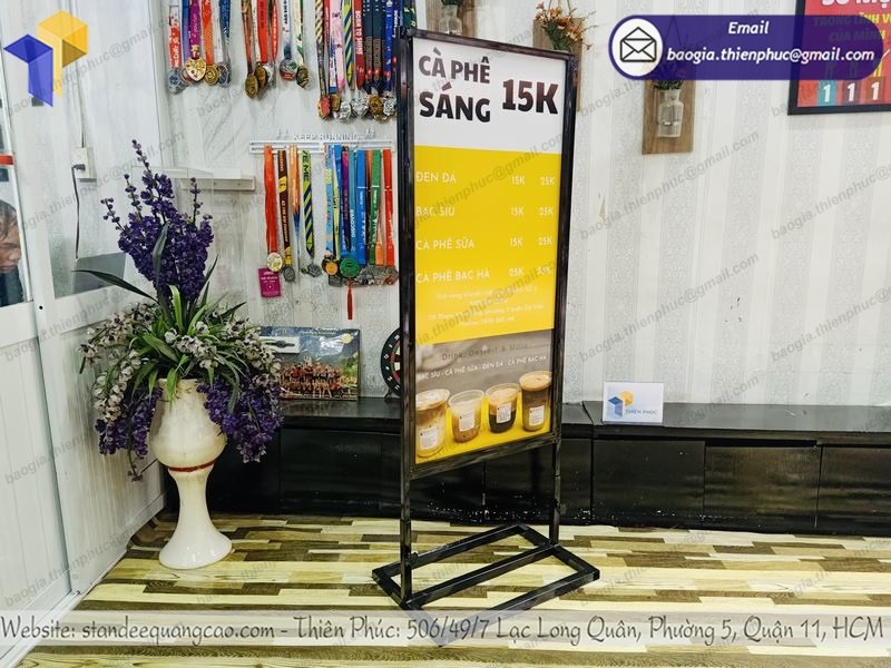 hình ảnh standee quảng cáo khung sắt