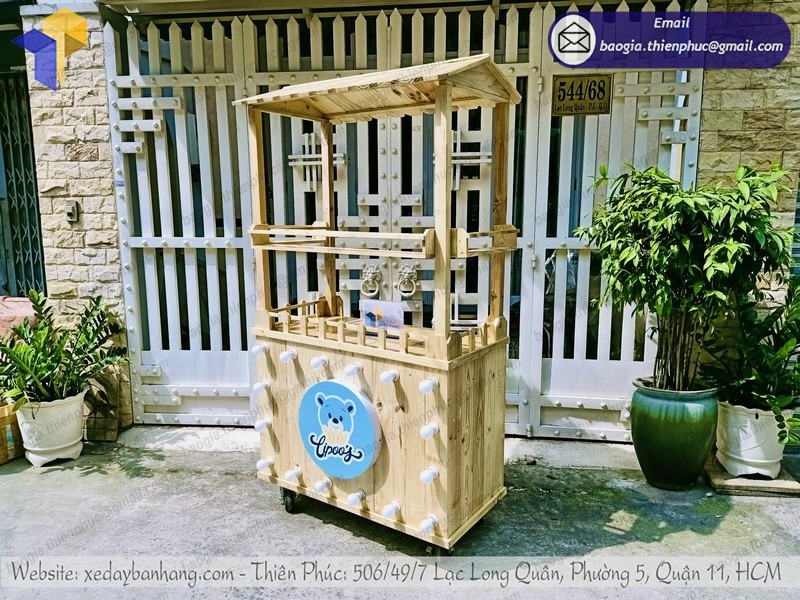 hình ảnh xe đẩy gỗ bán bánh mì