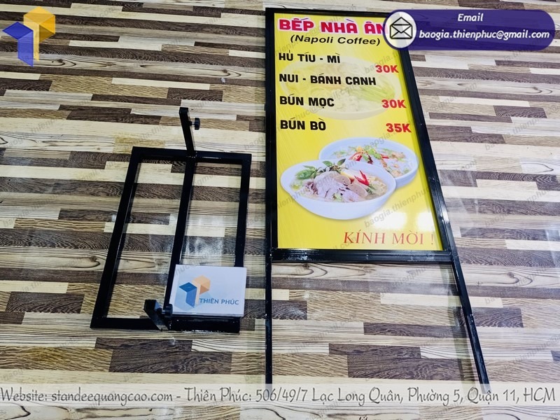 mẫu chân standee khung sắt đẹp