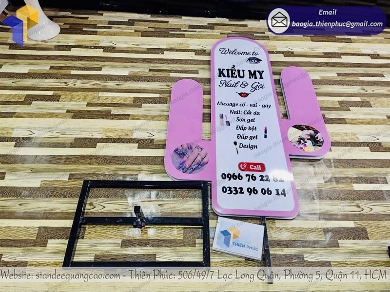 mẫu standee giới thiệu sản phẩm đẹp