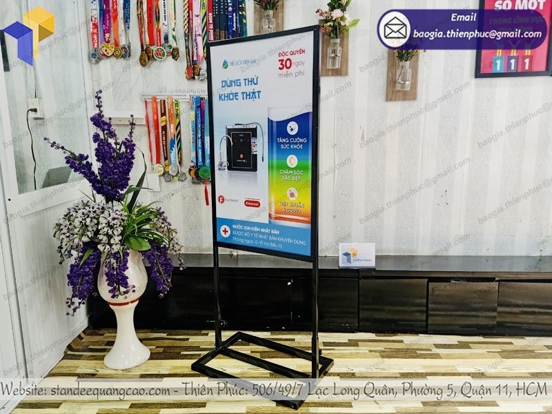 mẫu standee khung sắt ngoài trời đẹp