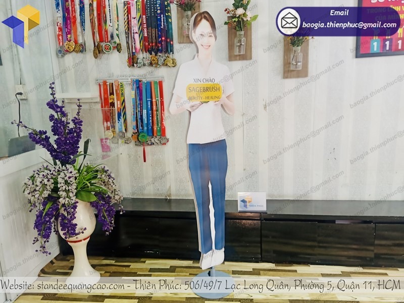mẫu standee mô hình người giá rẻ đẹp