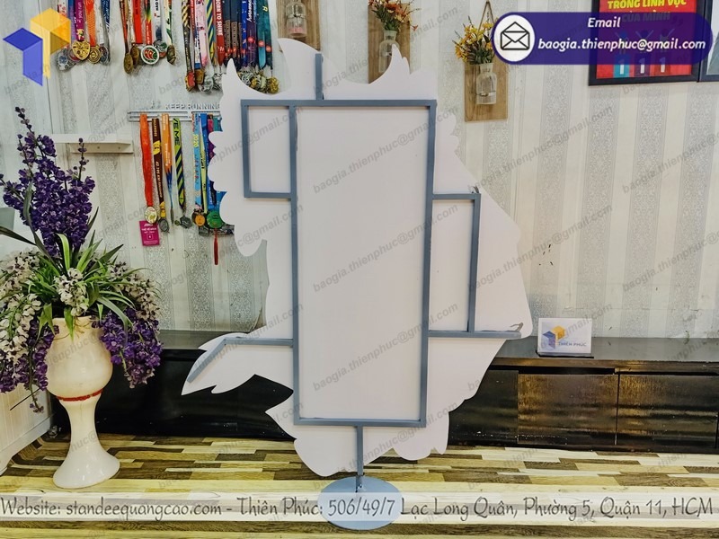 mẫu standee nhân vật quảng cáo