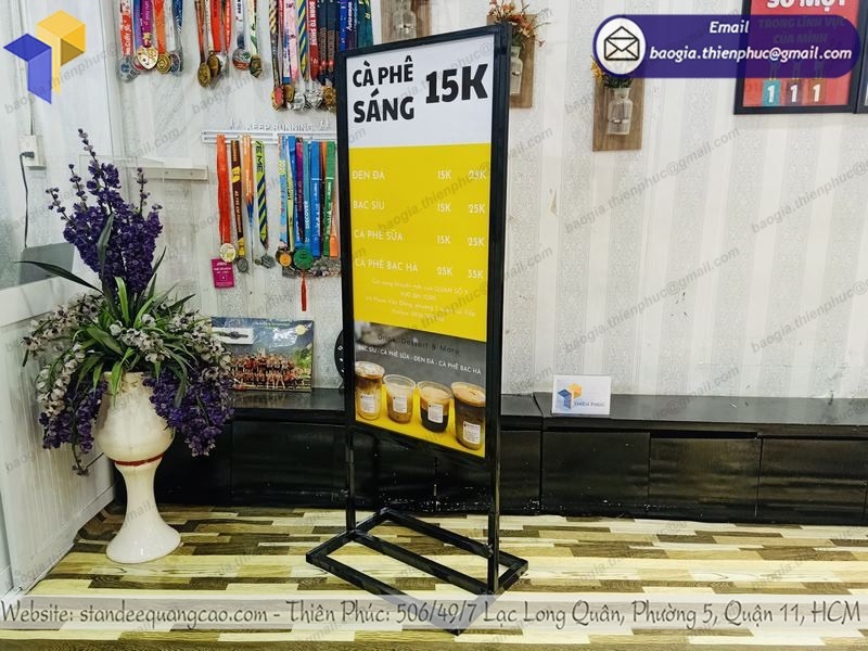 mẫu standee quảng cáo khung sắt đẹp