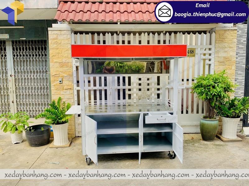 quầy sắt lớn bán thức ăn nhanh