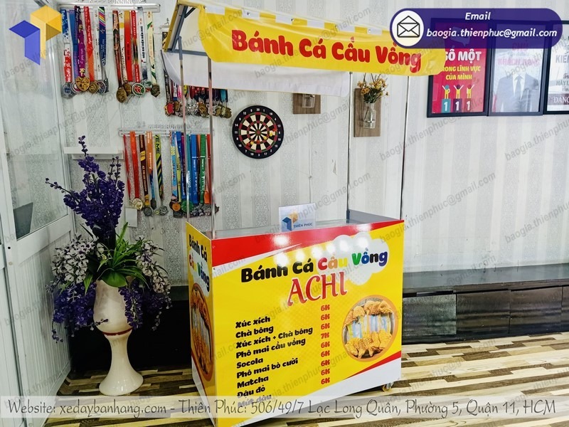 quầy bán đồ ăn vặt vỉa hè giá rẻ