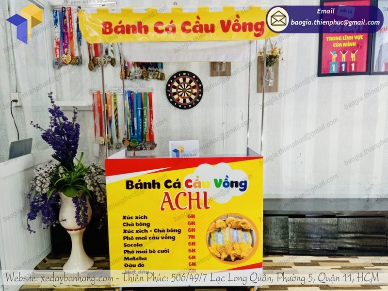quầy bán đồ ăn vặt vỉa hè