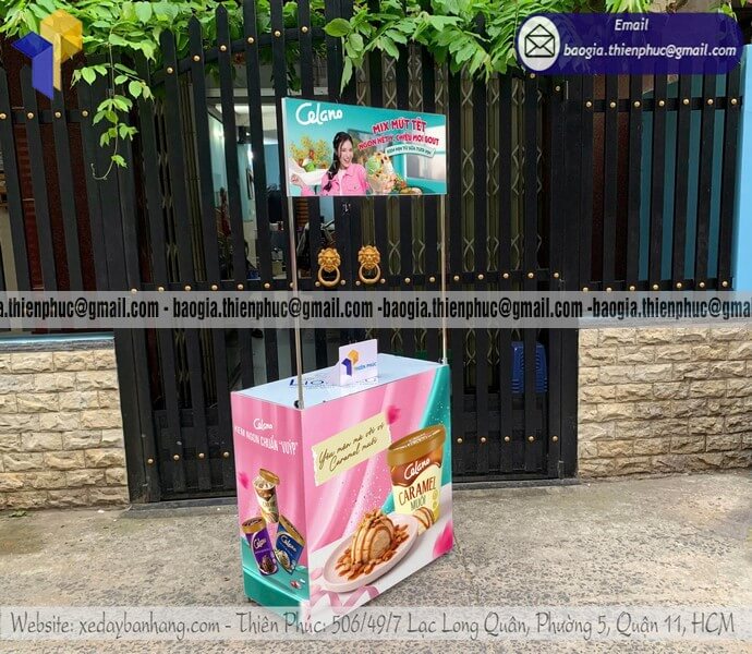 Quầy PG sampling bằng sắt đứng quảng cáo sản phẩm cho chiến dịch bán hàng cực cháy