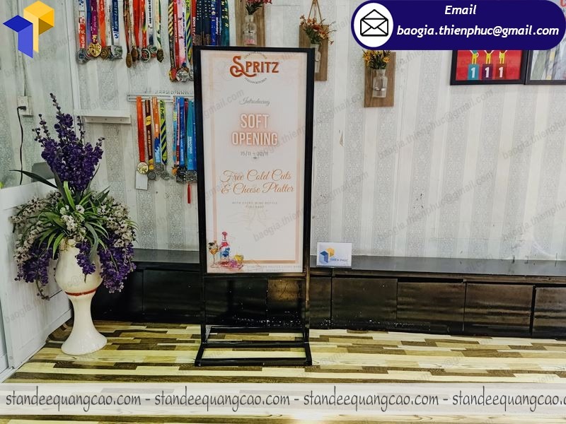 standee đứng ngoài trời