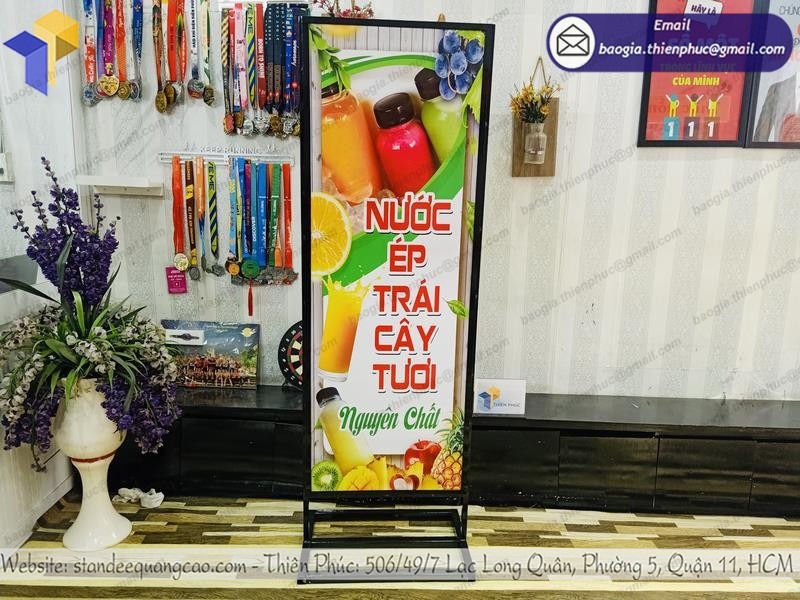 standee khung sắt đứng ngoài trời