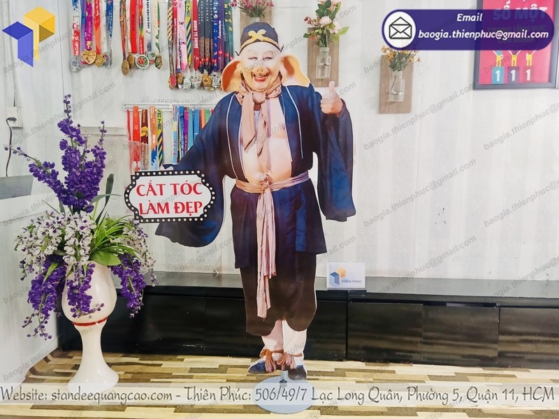 standee nhân vật quảng cáo