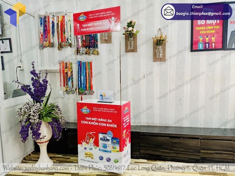 thiết kế booth sampling sắt giá rẻ