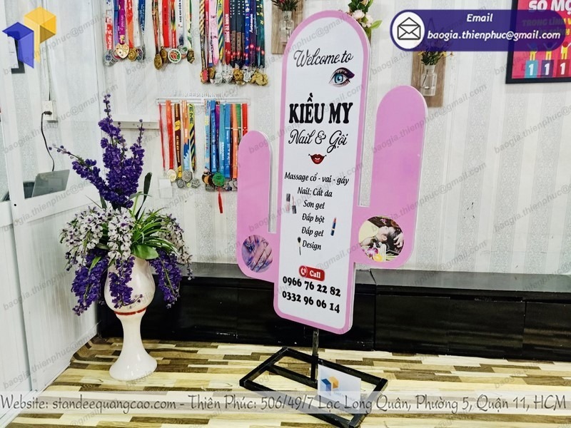 thiết kế standee giới thiệu sản phẩm
