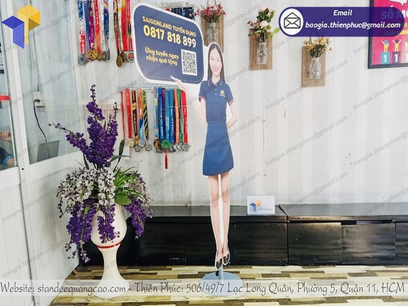 thiết kế standee hình người in theo yêu cầu